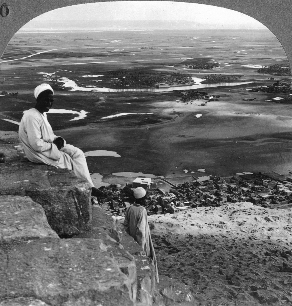 Büyük Piramidin zirvesinden görünüm, Giza, Mısır, 1905. by Underwood and Underwood