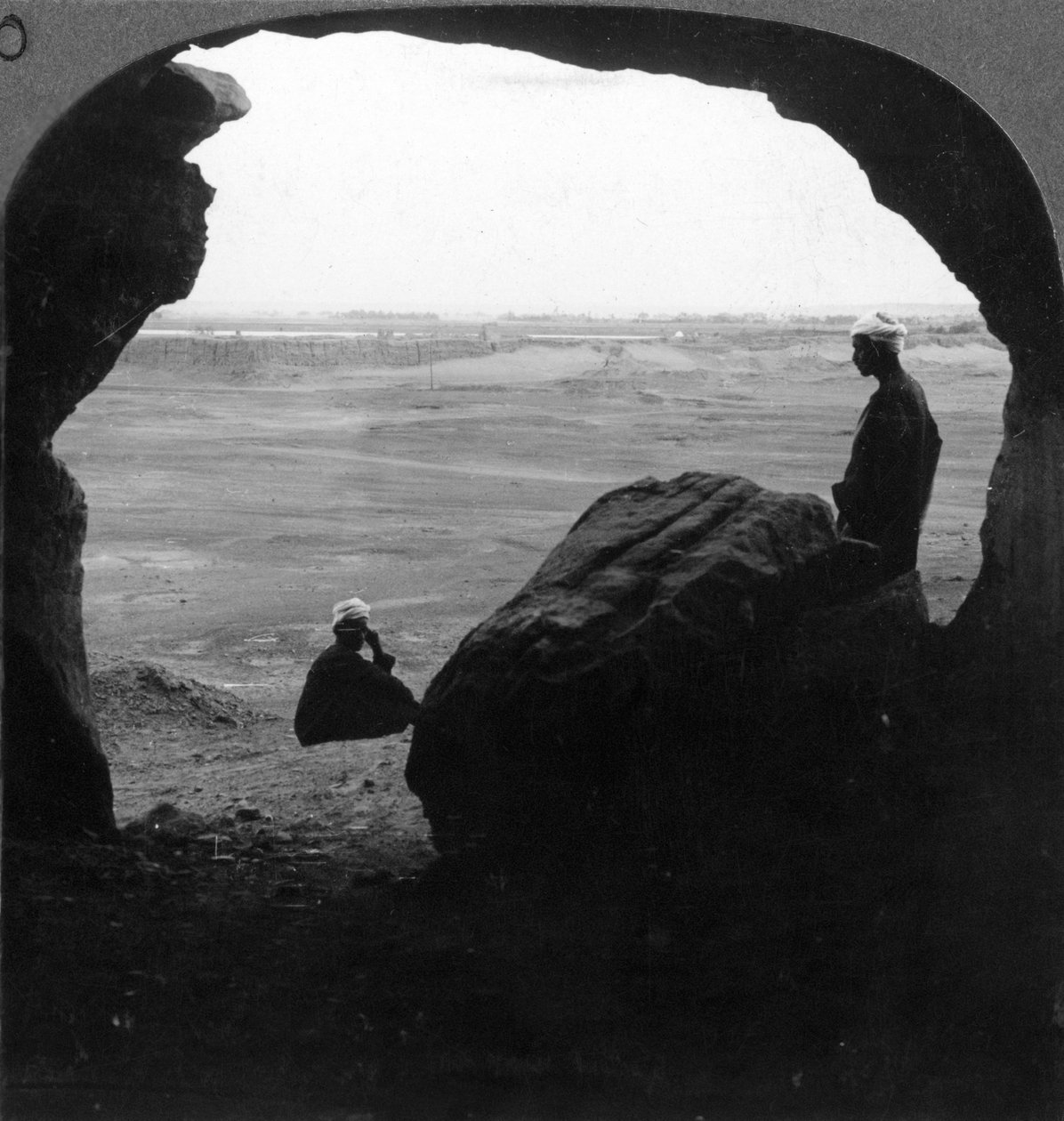 Kayalıklardaki bir mezarın kapısından görülen duvarlı El Kab şehri, Mısır, 1905. by Underwood and Underwood