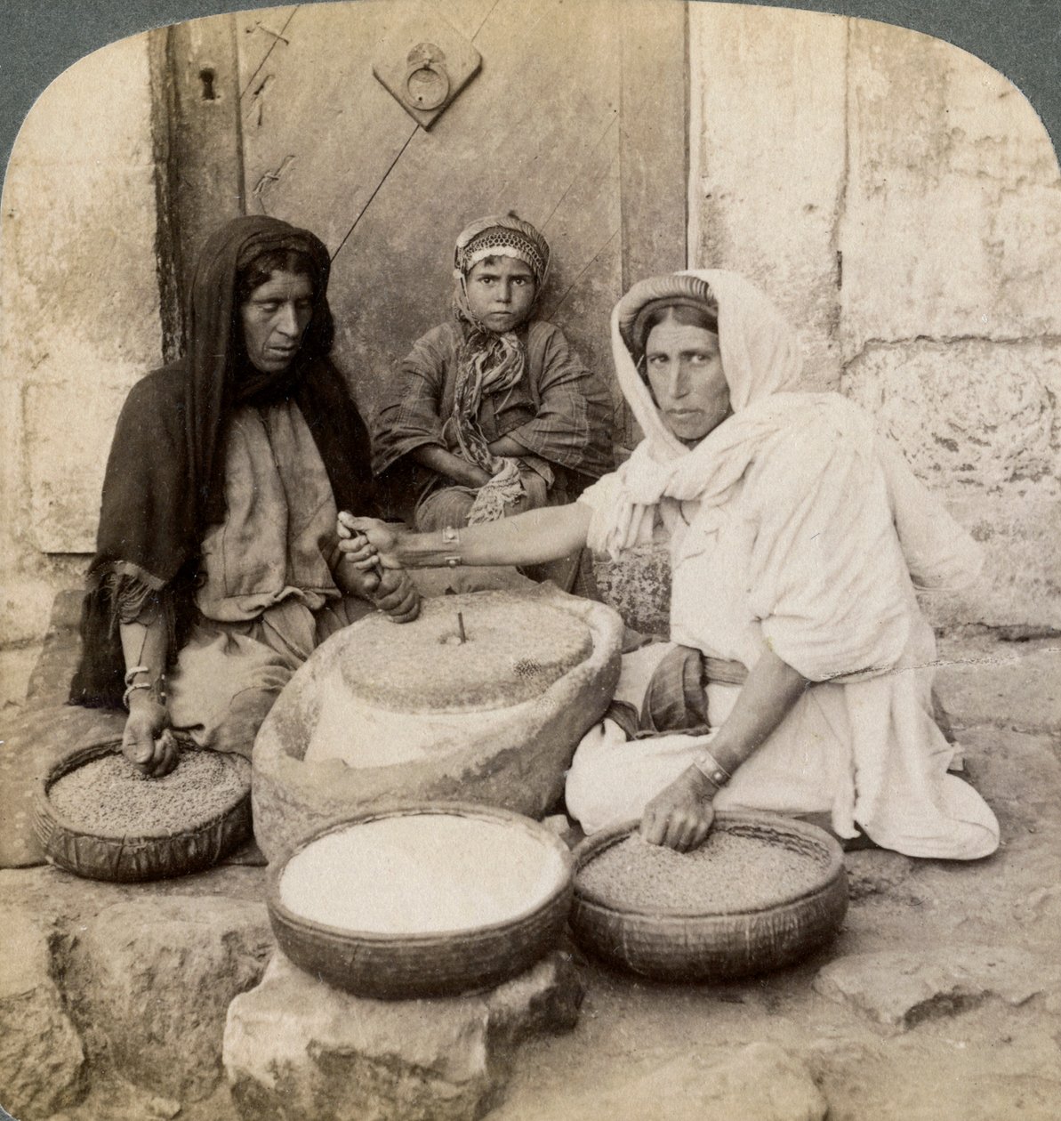 Değirmende öğüten kadınlar, Filistin, 1900. by Underwood and Underwood