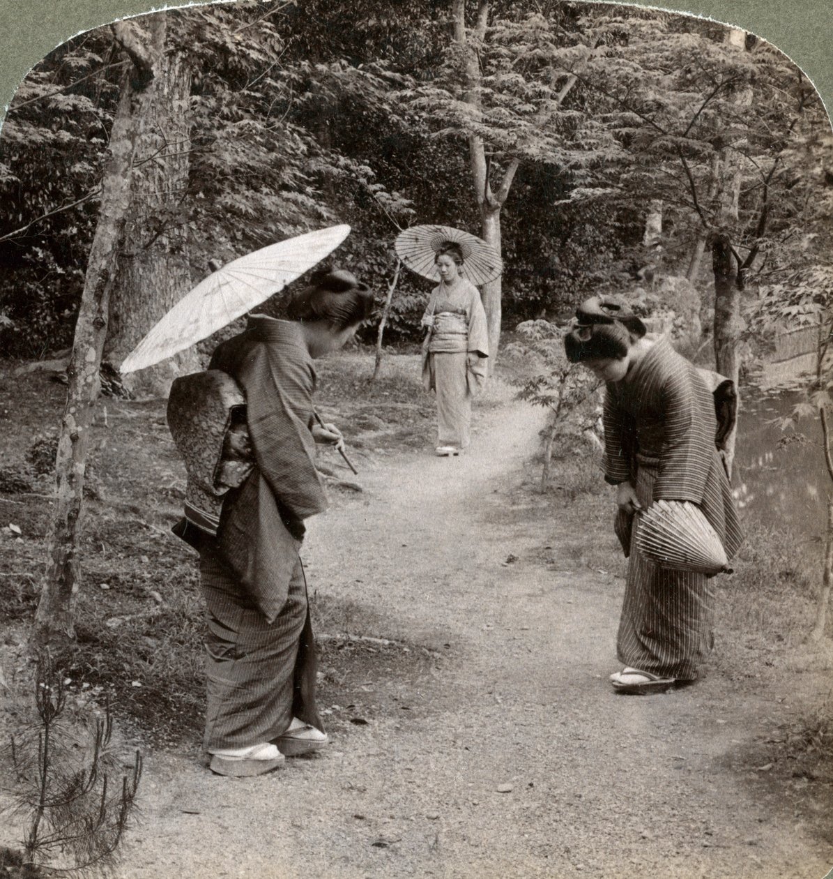 Kinkaku-ji Tapınağı bahçesindeki kadınlar, Kyoto, Japonya, 1904. by Underwood and Underwood