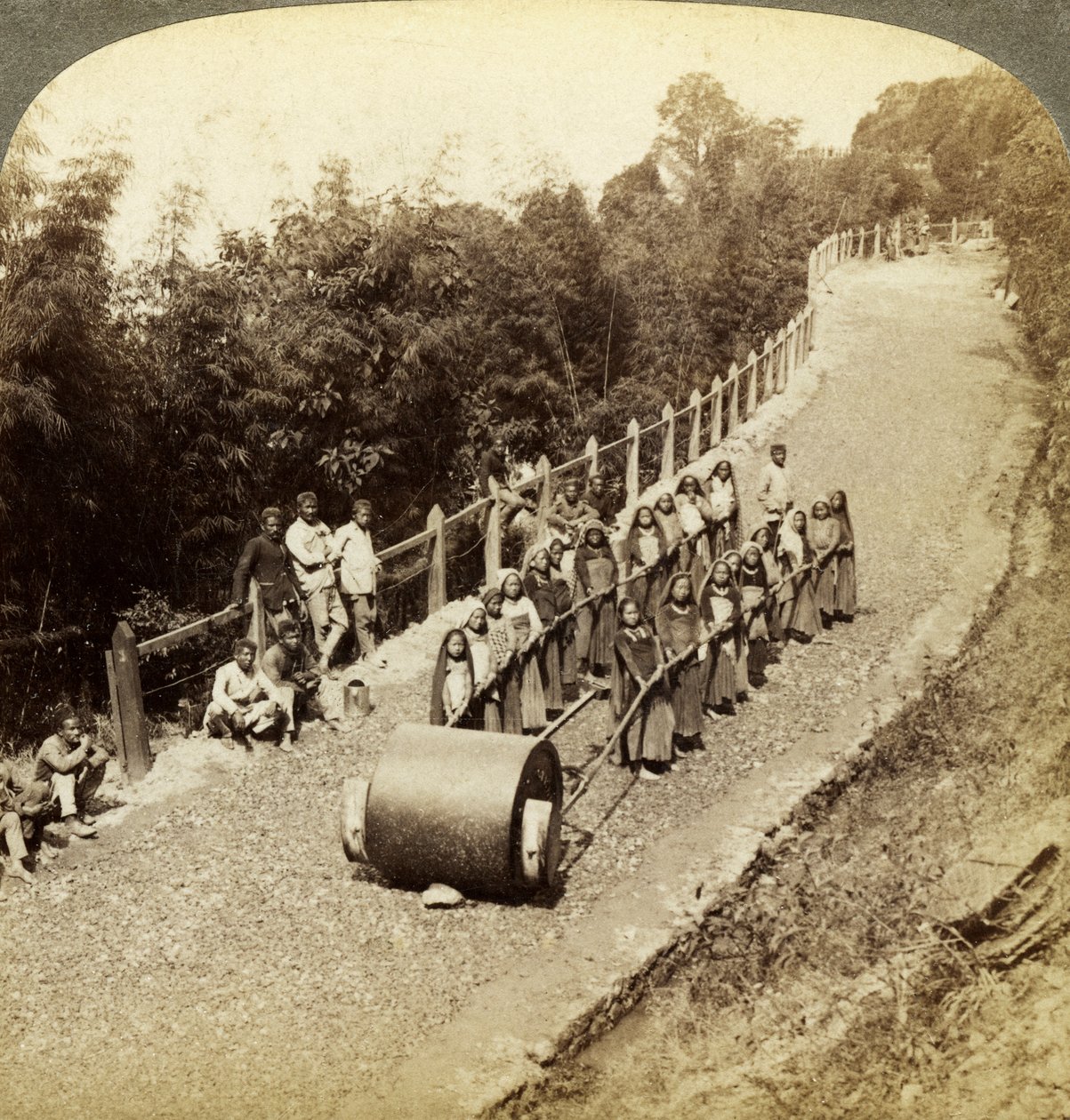 Darjeeling Otoyolu, Hindistan üzerinde çalışan kadınlar. by Underwood and Underwood