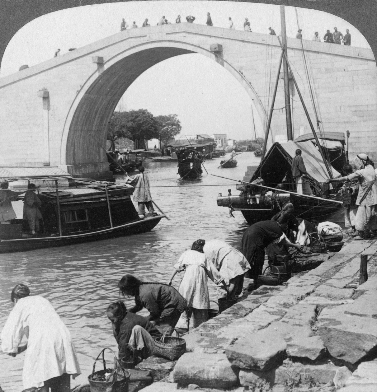 Woo Men Köprüsü ve Büyük İmparatorluk Kanalı, Soo-chow Suzhou, Çin, 1900. by Underwood and Underwood