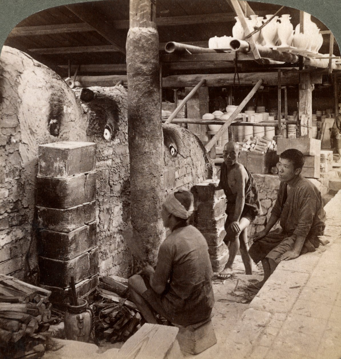 Awata porselenleriyle dolu fırınları izleyen işçiler, Kinkosan işleri, Kyoto, Japonya, 1904 by Underwood and Underwood