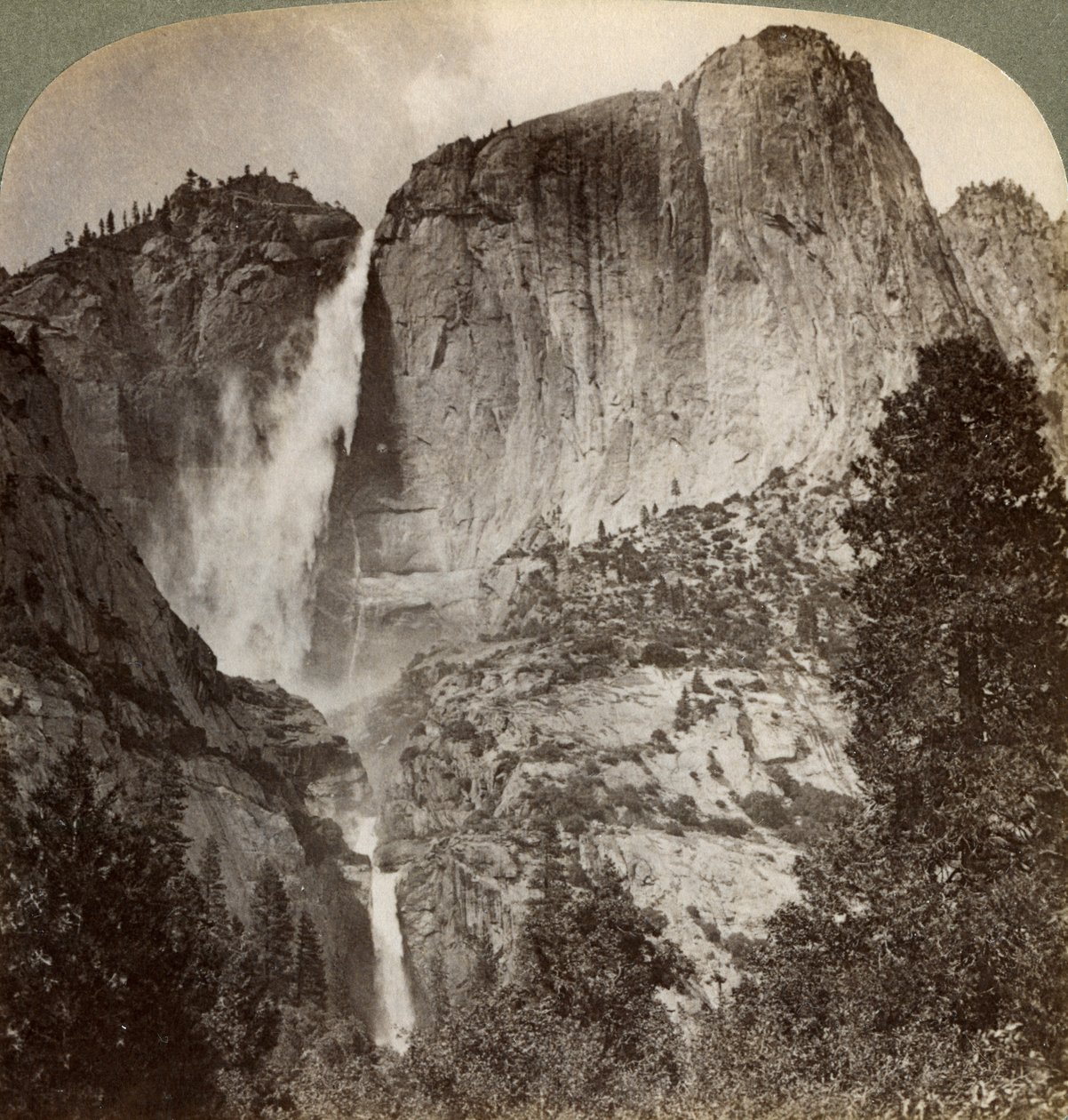 Yosemite Noktası ve rüzgarla savrulan Yosemite Şelaleleri, Yosemite Vadisi, Kaliforniya, ABD, 1902 by Underwood and Underwood