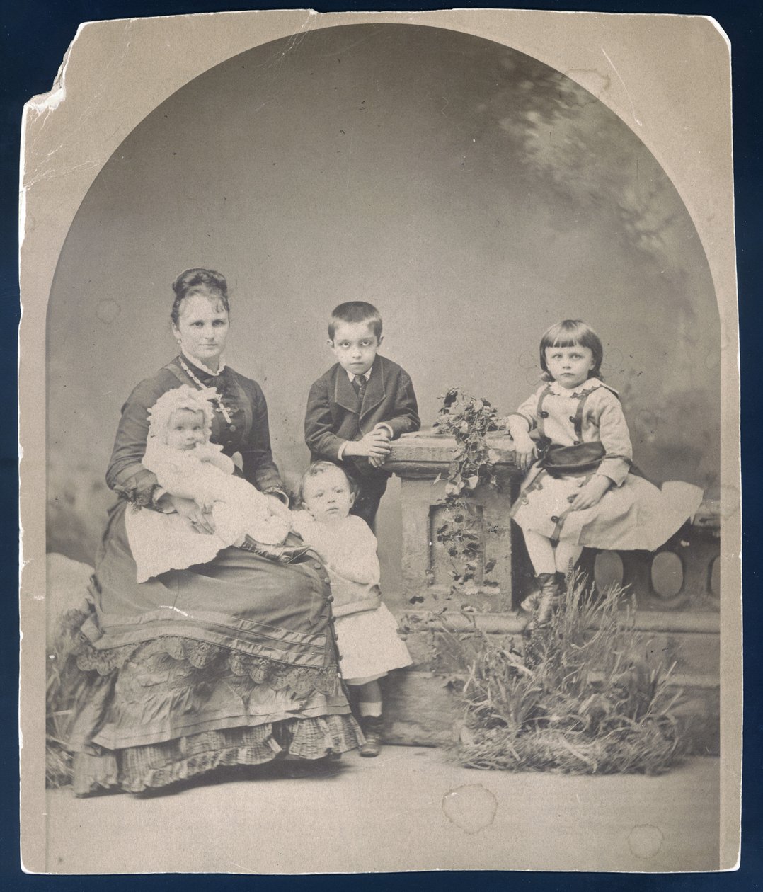 Kate Chopin, oğulları Frederick, George, Jean ve Oscar ile birlikte. by Unknown