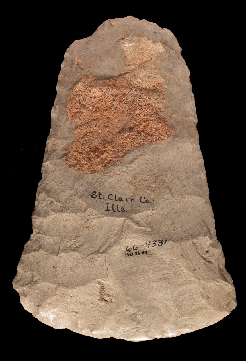 Mill Creek çörtünden yapılmış Mississippian alevli çapa bıçağı. Bu eser, Illinois, St. Clair County