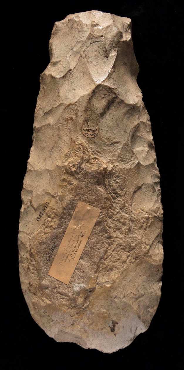 Mill Creek çörtünden yapılmış Mississippian oval çapa bıçağı. Bu eser Marion County, Missouri