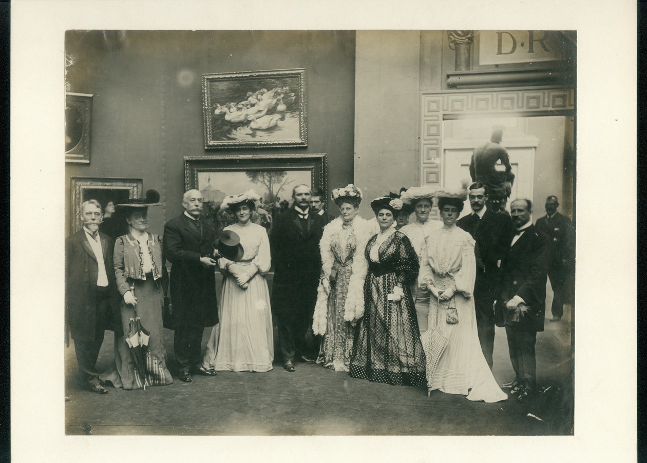 Palace of Art resepsiyon grubu, Bayan Manning, Bayan Yöneticiler Kurulu Başkanı (soldan altıncı) ve Florence Hayward (soldan ikinci) by Unknown