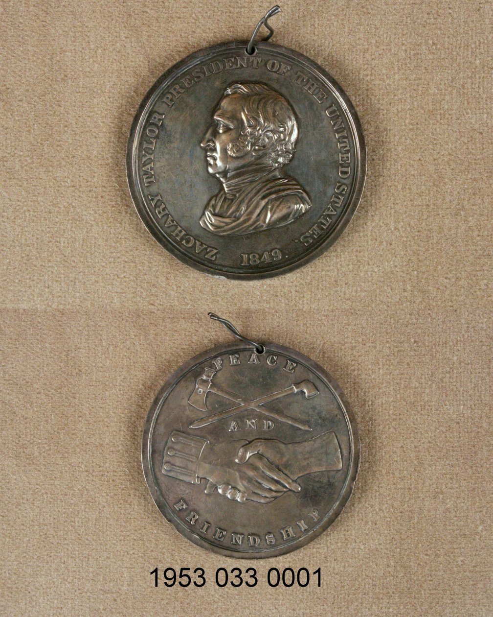 Gümüş barış madalyası/ön yüzde Zachary Taylor büstü var/ters kenetlenmiş ellerin üzerinde boru ve balta geçti, biri tek tip manşetli by Unknown