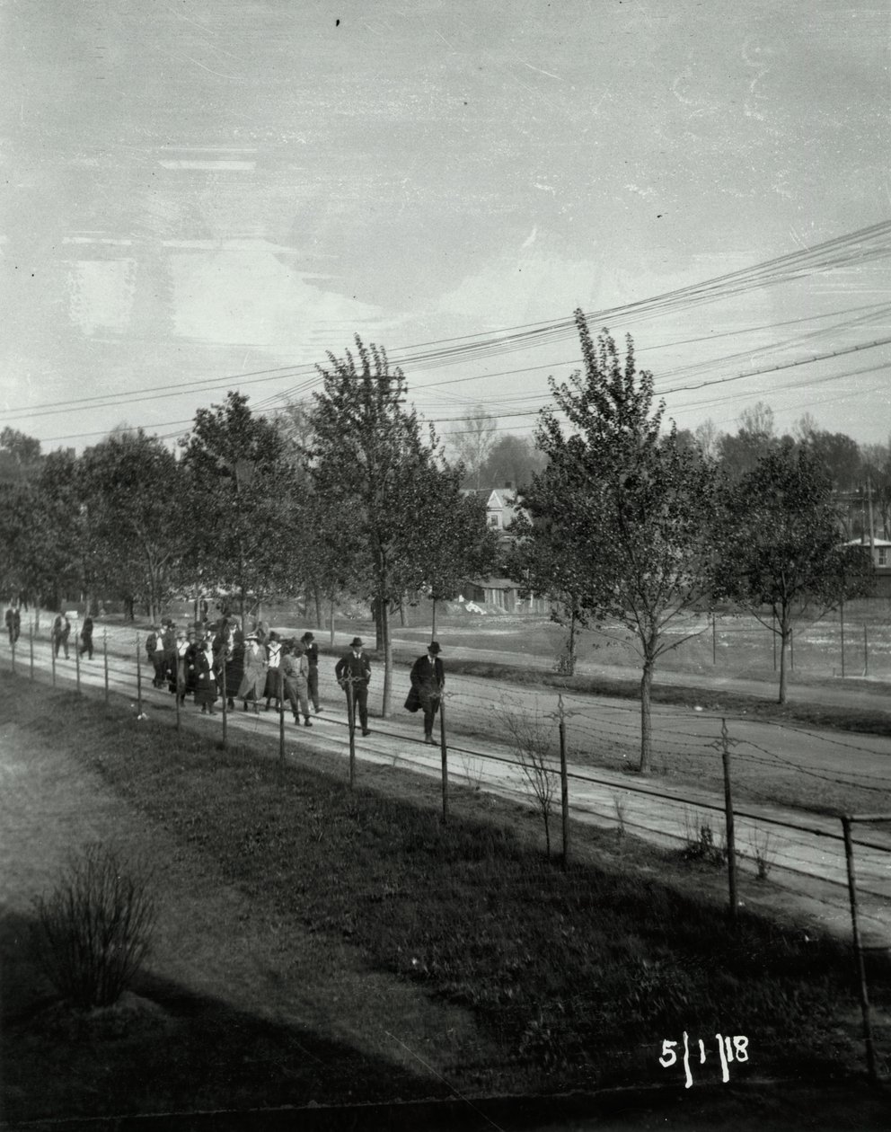 Wagner Electric Company grevi; kaldırımda yürüyen kadın ve erkek grubu by Unknown