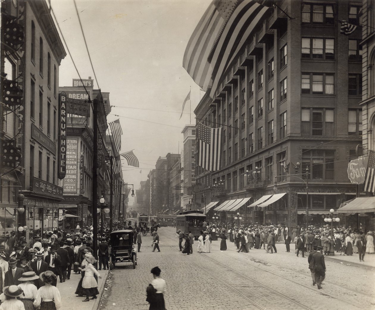 Washington Avenue, Sixth Street
