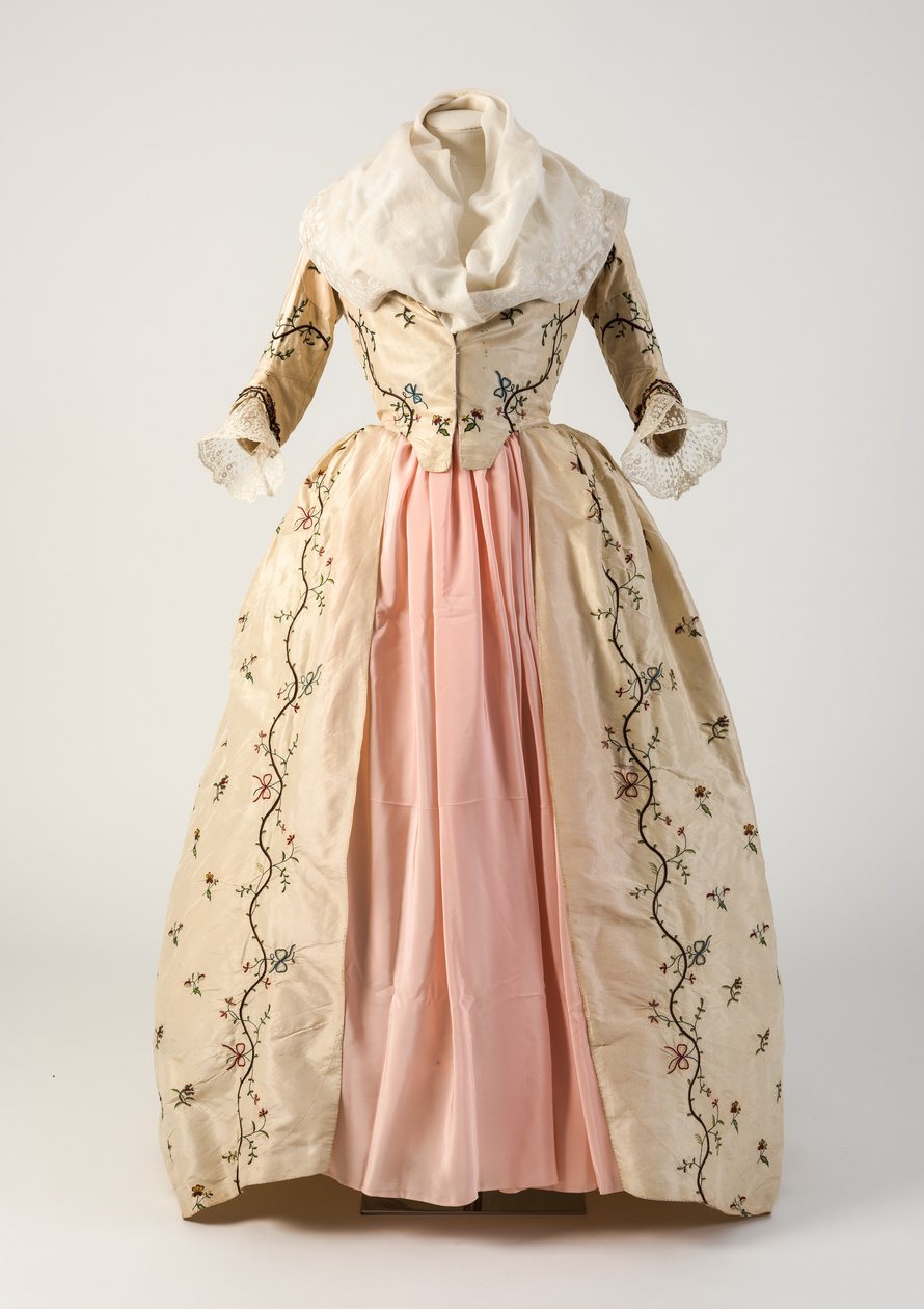 Krem rengi ipek tambur işlemeli kapalı elbise, 1780