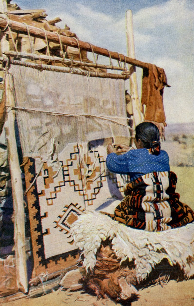 Arizona. Arizona çölünün kalbinde, Navajo battaniyeleri dokunuyor, güzellikleri ve kullanışlılıkları birçok müşteriyi kendine çekiyor. 1920 by Unknown