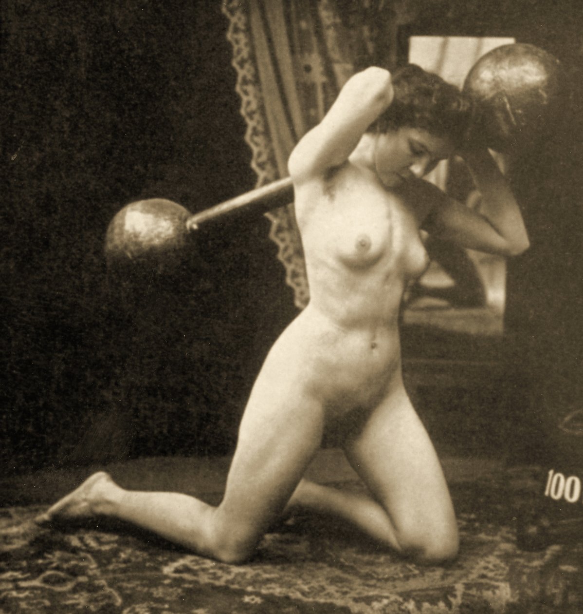 Çıplak Kadın Küre Halterle egzersiz yapıyor, c.1900 (sepya fotoğrafı) by Unknown
