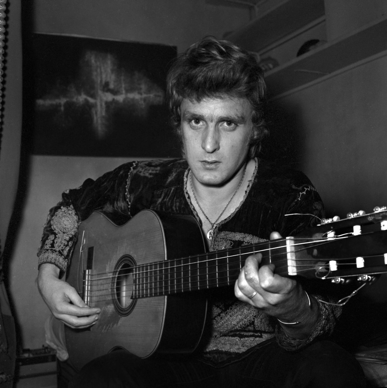 Fransız Şarkıcı Christophe (Daniel Bevilacqua) evde bir tuval boyarken, 18 Kasım 1969 by Unknown