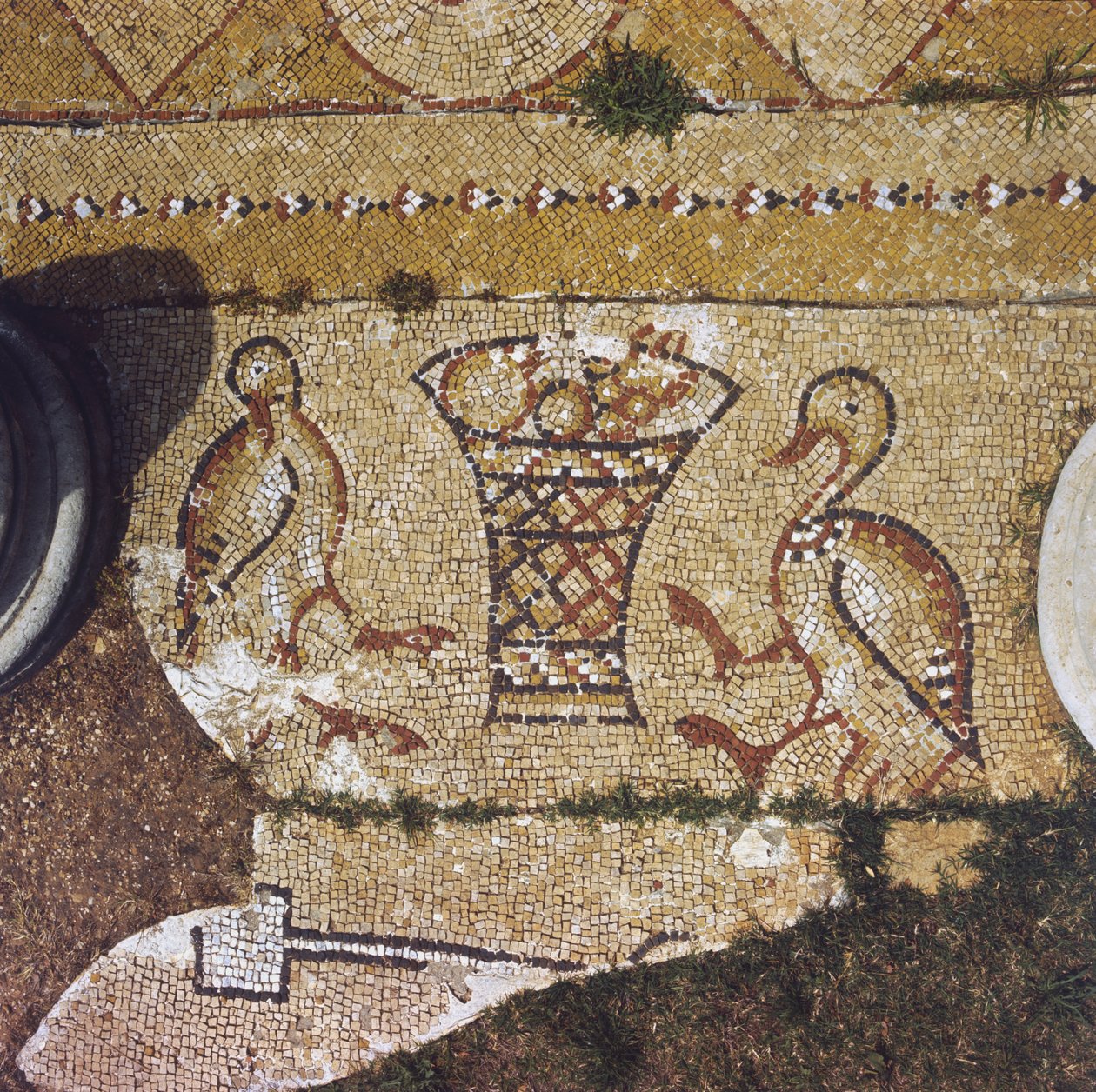 Lübnan, Beit Meri harabeleri arasında bir Bizans mozaiğinin parçası. by Unknown