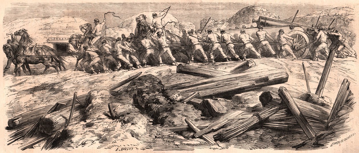 Kalıntılar arasında, ağır topçu silahlarını çeken altı atlı bir ekip, bir grup asker silaha eşlik ederken, iki asker de atların kamçısını yönetiyor. by Unknown