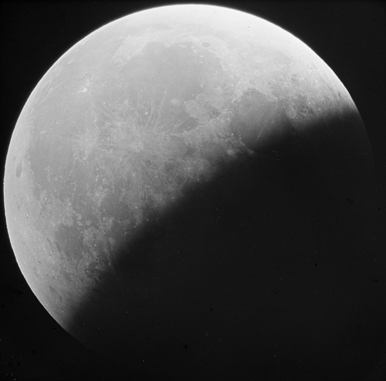 Ay tutulmasının astronomik cam levha slaytı (1910) by Unknown Artist