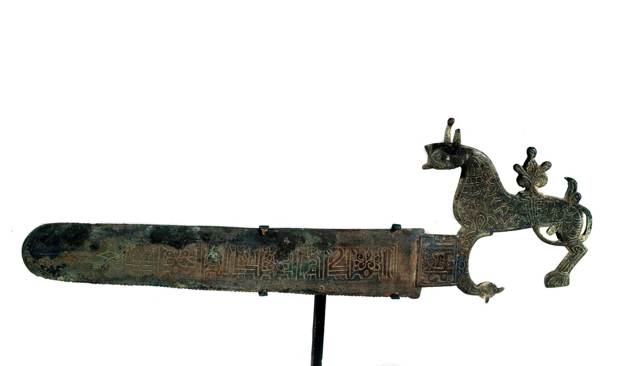 Yazıtların bıçak dekoru ile bronz testere. Hayvan şekilli sap by Unknown artist