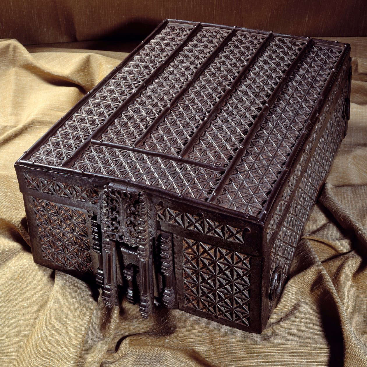 1527 tarihli Amiens antlaşmasını içeren kaset, at taşımacılığı için kullanılır (Henry VIII ve Francois I arasındaki Charles V
