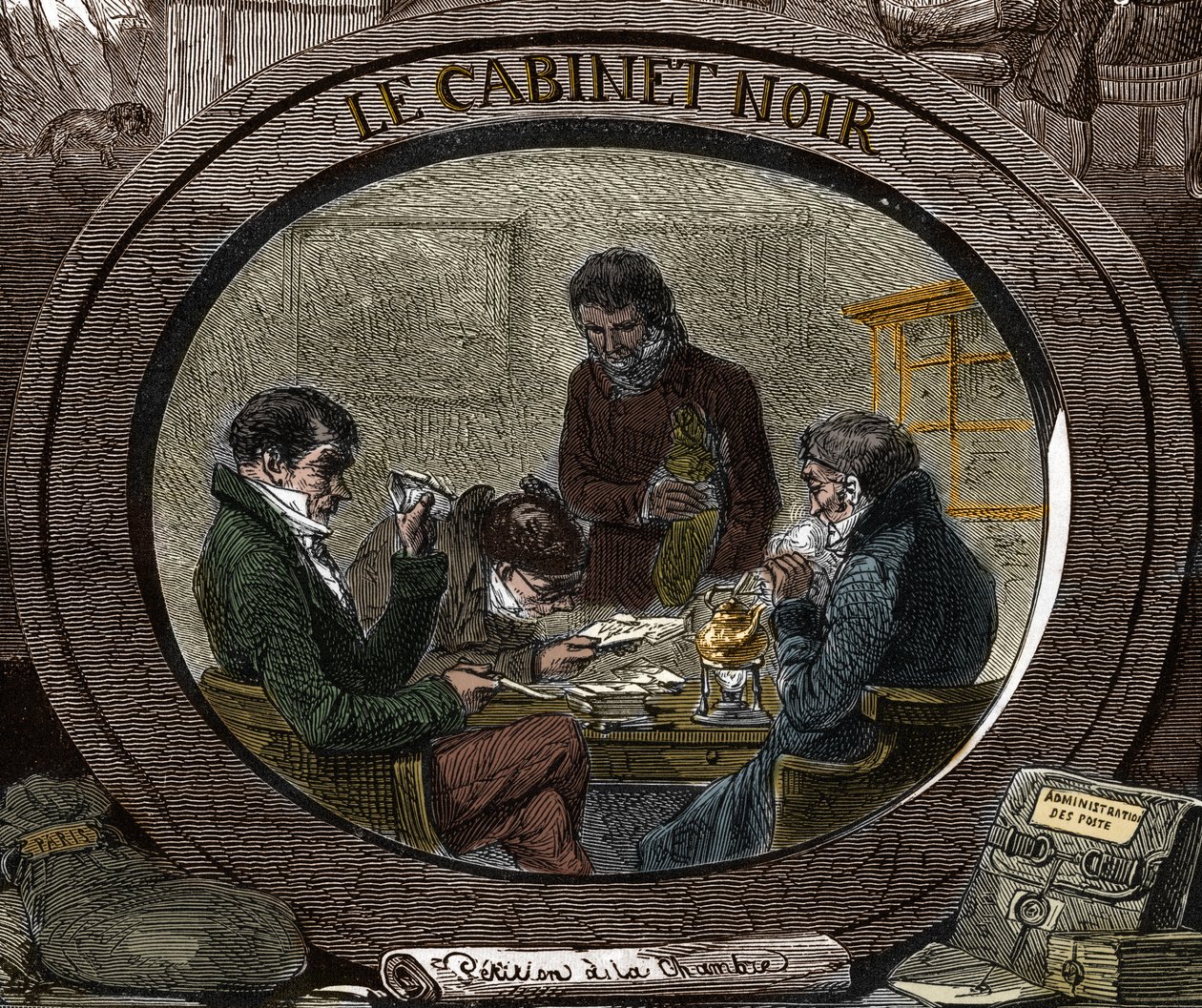 19. yüzyılda sansür: Eski Rejim altında, güvenlik nedeniyle özel yazışmaları incelemekle görevli olan hizmete “Kara Dolap” denir. 19. yüzyılın gravürü. by Unknown artist