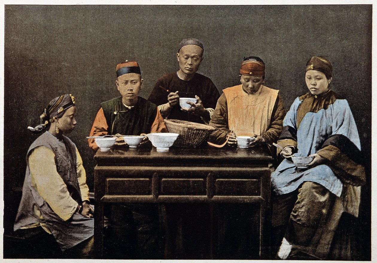 Çinli aile yemeği - fotokrom, 19. yüzyılın sonlarında. by Unknown artist