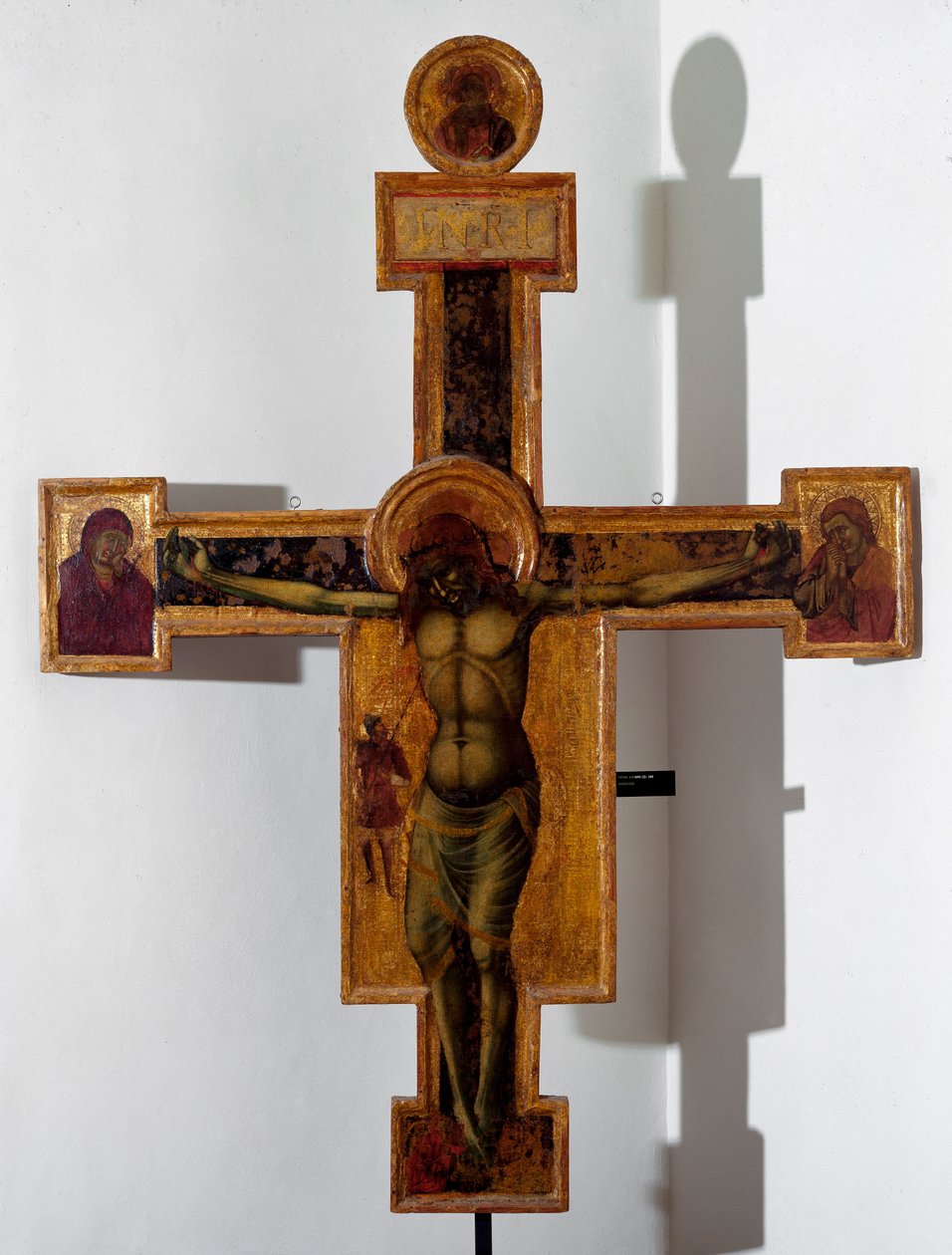 Çarmıhta çarmıha germe “”INRI””. Anonim ahşap boyama. 15. yüzyıl Savona, Pinacoteca Civica by Unknown artist