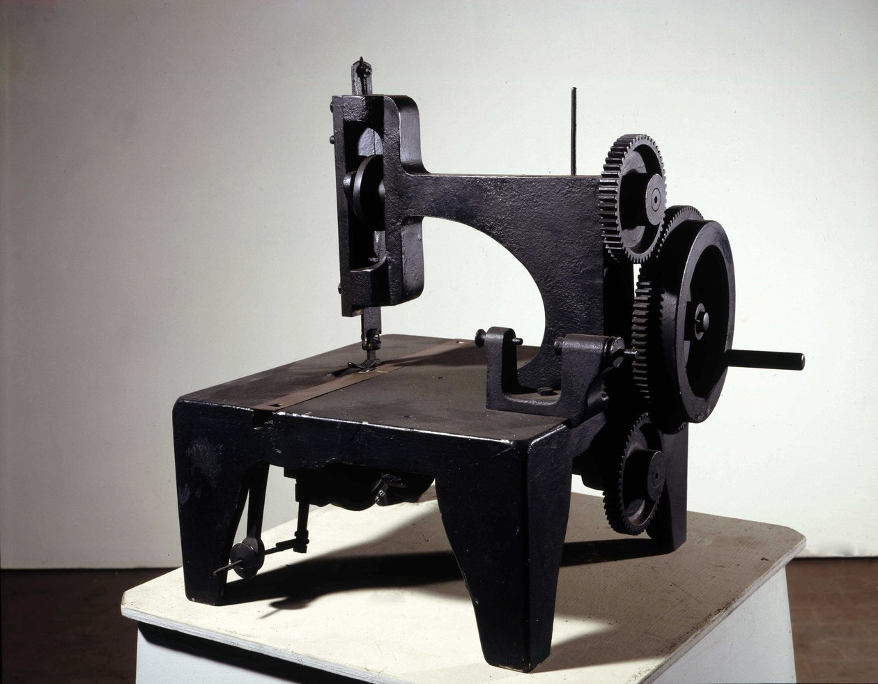 Singer dikiş makinesinin ilk modeli. 19. yüzyılın ortaları. by Unknown artist