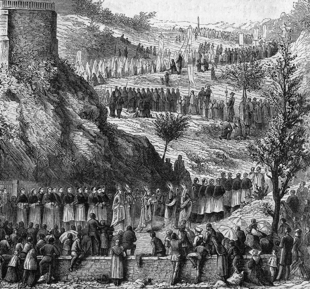 Lourdes 1864: Mary Immaculee heykelinin açılışı için mağaraya geçit töreni. by Unknown artist