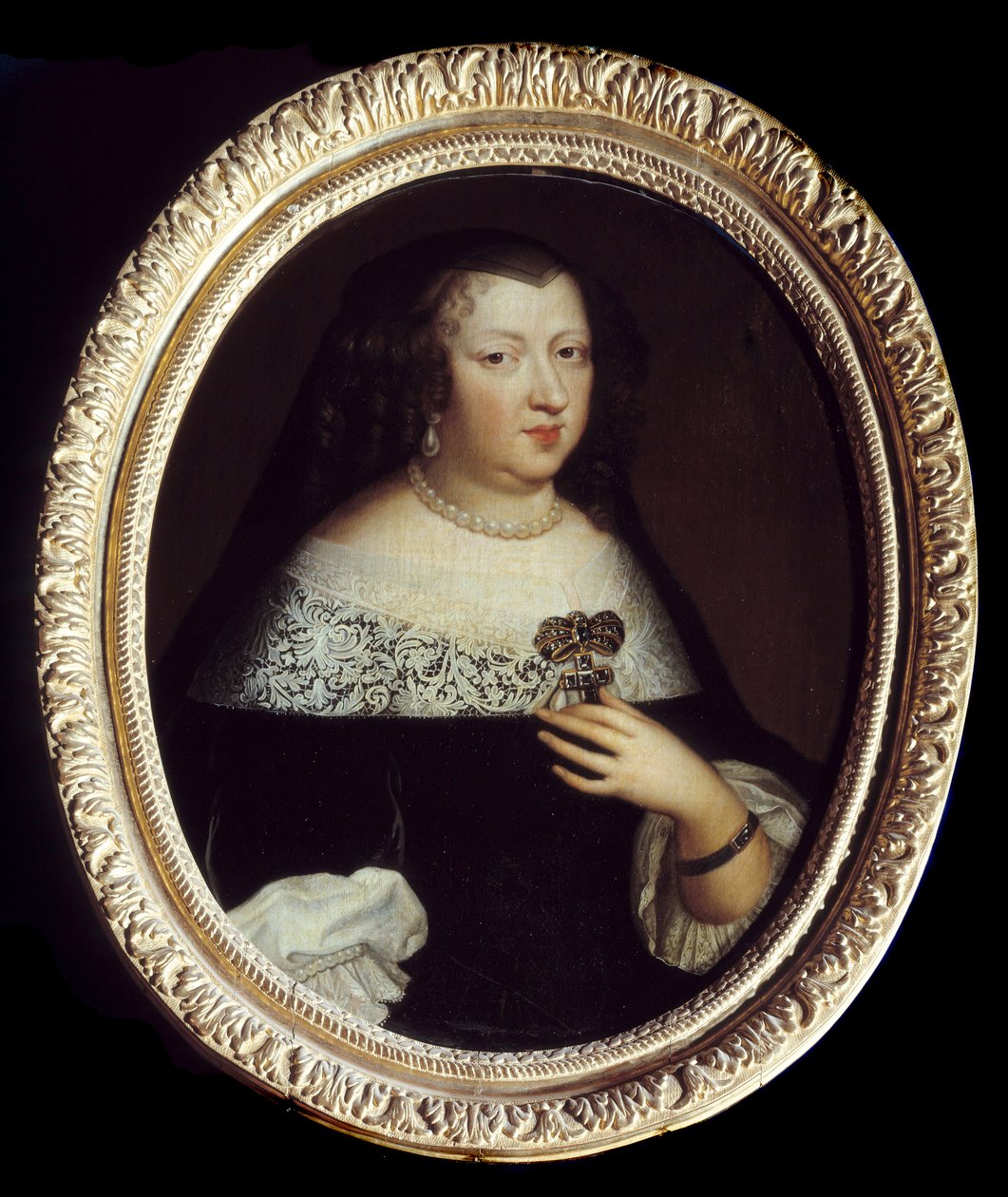 Avusturya Kraliçesi Anne (1601-1666) portresi. İnci mücevherler, haç şeklinde değerli taşlarla süslenmiş bir kolye ve sol bileğine bir bilezik takıyor. anonim resim by Unknown artist