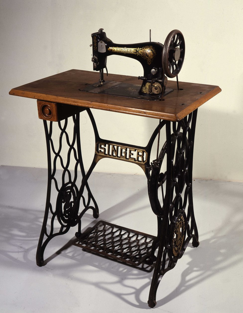 Şarkıcı Dikiş Makinası by Unknown artist