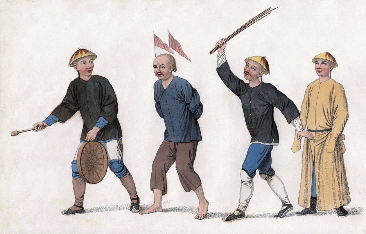 İddianame mahkemeye götürülüyor. Halkın dikkatini çekmek için kafasına kırmızı bayraklar sabitlenir ve bir adam gongu çalar. Gravür, “Çinlilerin Cezaları”, Londra by Unknown artist