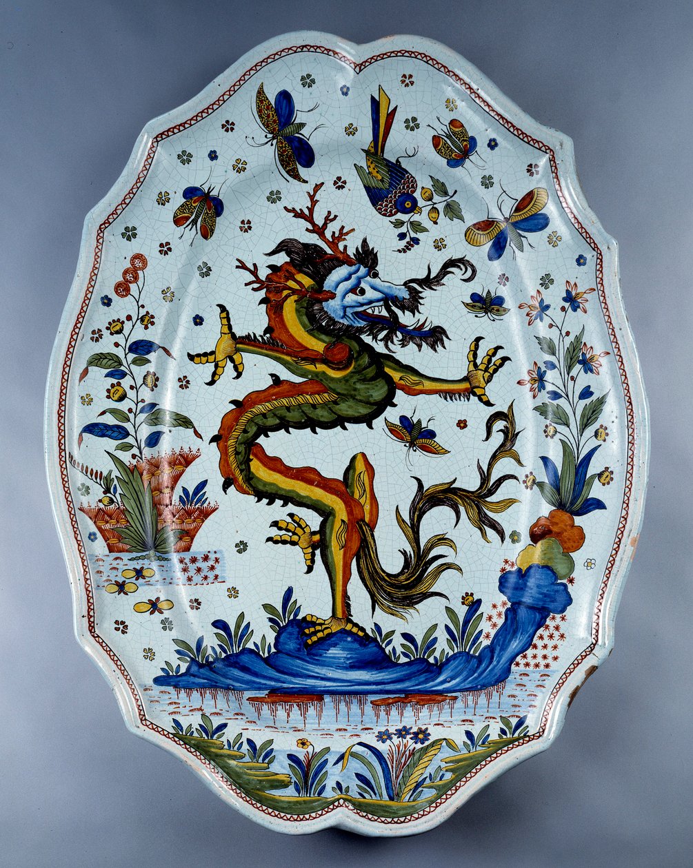 Bir ejderha ile dekore edilmiş fayans çanak. 18. yüzyıl Sevr. by Unknown artist