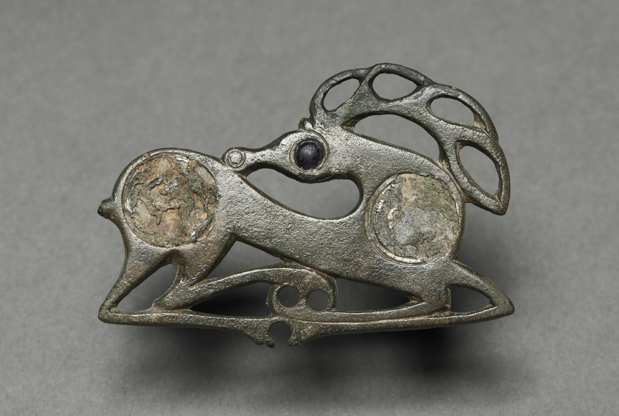 Yaslanmış Geyik Şeklinde Fibula by Unknown artist