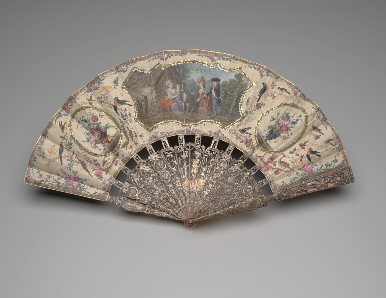 Sütanne ziyareti sahneli katlanır yelpaze, c.1780 (çift ipek yaprak üzerine guaj, pirinç, metalik iplik, bağa, yaldız, sedef ve macun taşlar) by Unknown artist