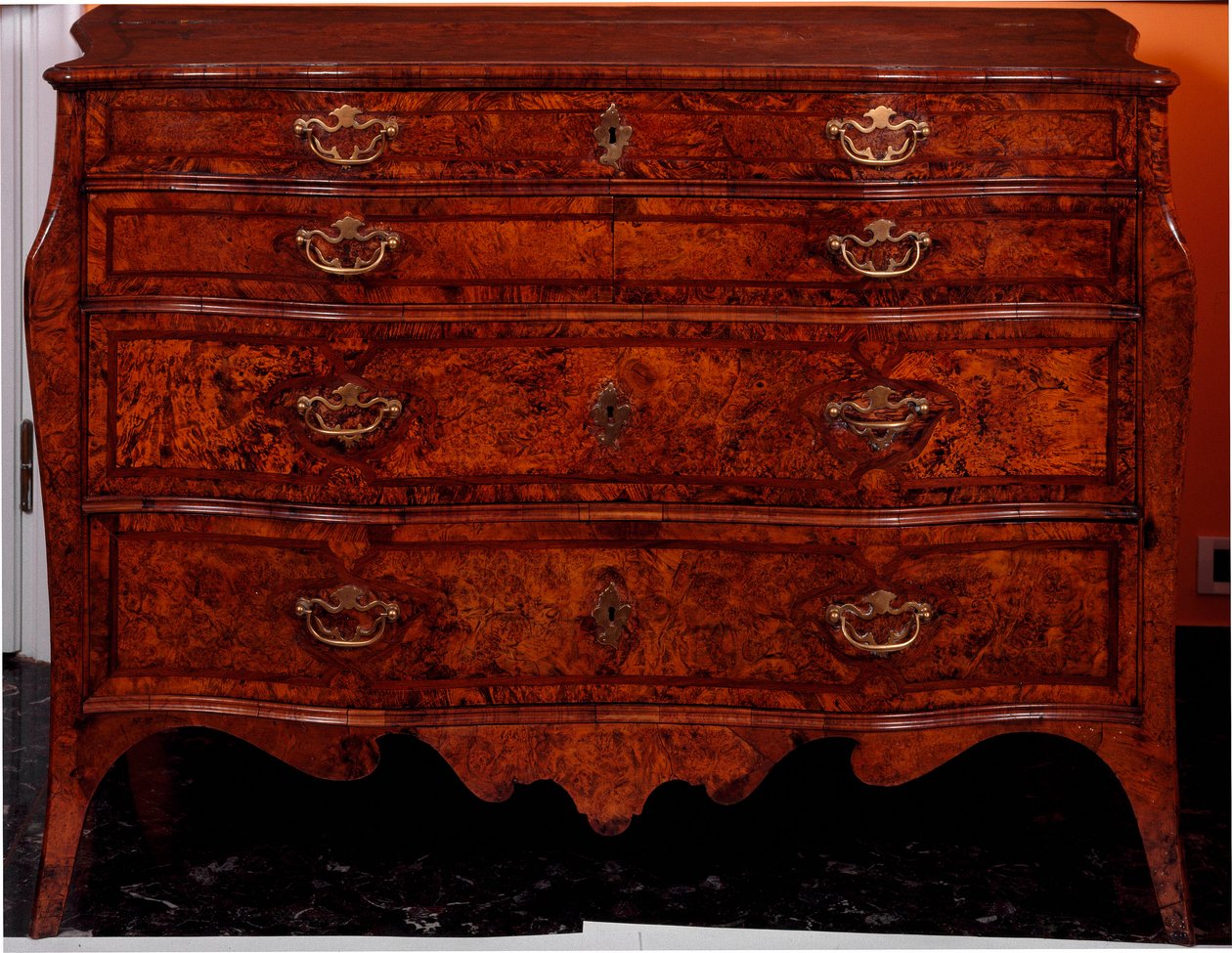 Mobilya: sedir ağacından şifonyer. 1735-1745 yakl. karartmak 97x137x68 cm Özel koleksiyon by Unknown artist