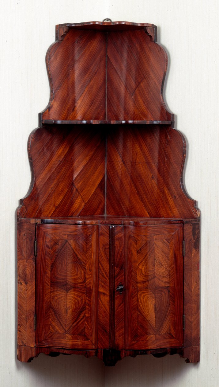 Mobilya: Ahşap raflı köşe dolabı. 1740 yakl. karartmak 80 cm Özel koleksiyon by Unknown artist
