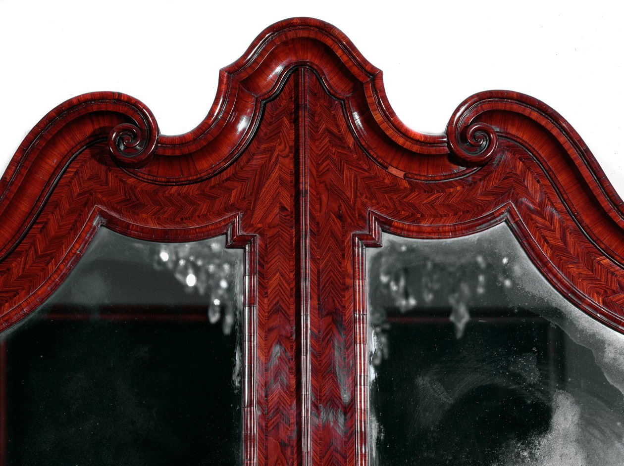 Mobilya: gül ağacından trumeau. Üst kısımdan detay. 1735 yakl. Güneş. 257x130x61 cm Özel koleksiyon by Unknown artist