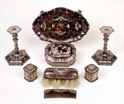Kaplumbağa kabuğu pike tuvalet masası takımı, c.1740 (kaplumbağa kabuğu ve metal) by Unknown artist