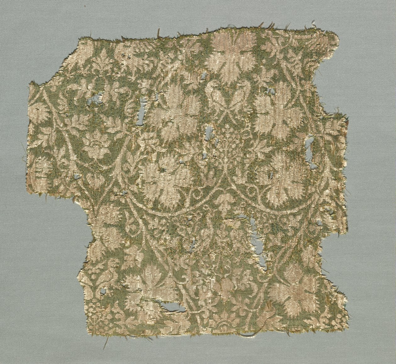 Sarmaşıklar, üzüm yaprakları, üzümler ve kuşlar ile ipek parçası by Unknown artist