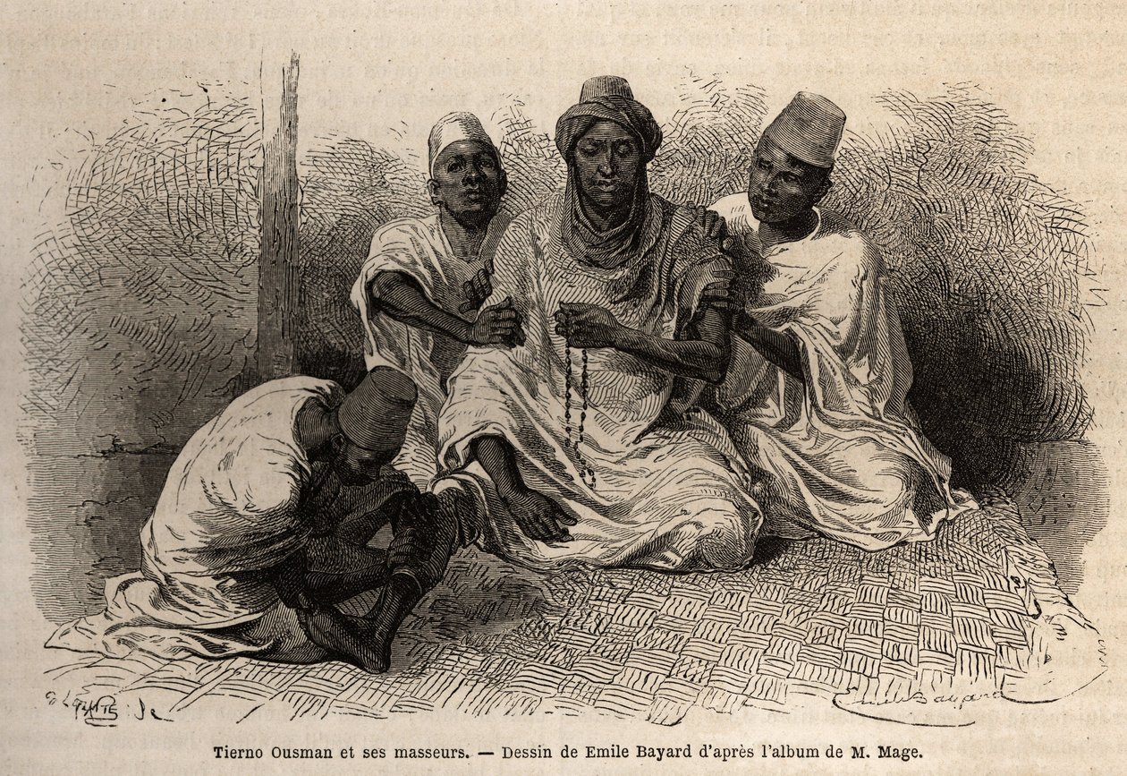 Toucouleur kabilesinden Tierno Ousman, Guemmou Koura (Mali) köyünün reisi, elinde iri taneli bir Müslüman tespihiyle namazını kılarken, masörleri sırtına ve bacaklarına masaj yapıyor. Teğmen