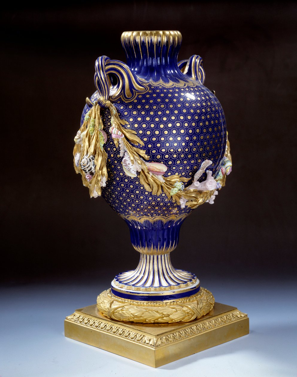 Sert porselenden balık kuyruklu vazo. 1765-1770 civarı. Paris. Louvre Müzesi by Unknown artist