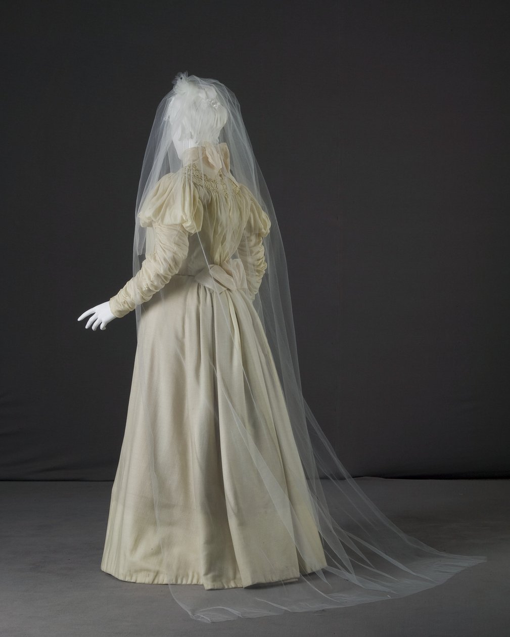 Düğün elbisesi by Unknown artist