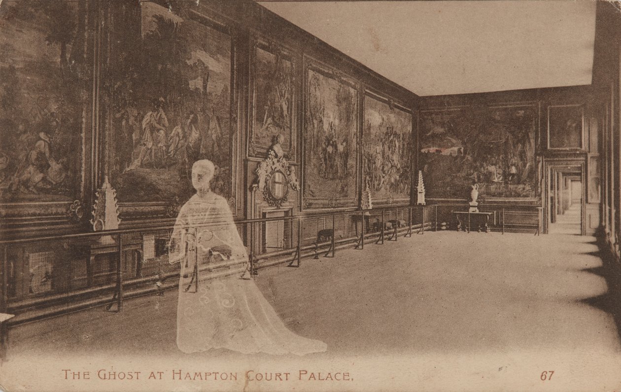 Queen's Gallery'de bir 'hayalet', 1910 dolayları (kartpostal) by Unknown photographer