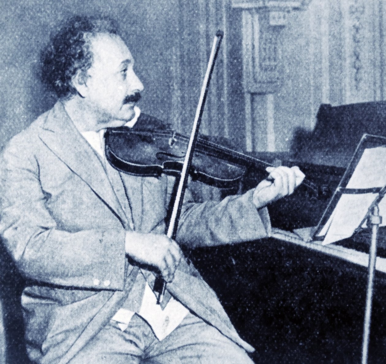 Albert Einstein keman çalıyor (s/b fotoğraf) by Unknown photographer