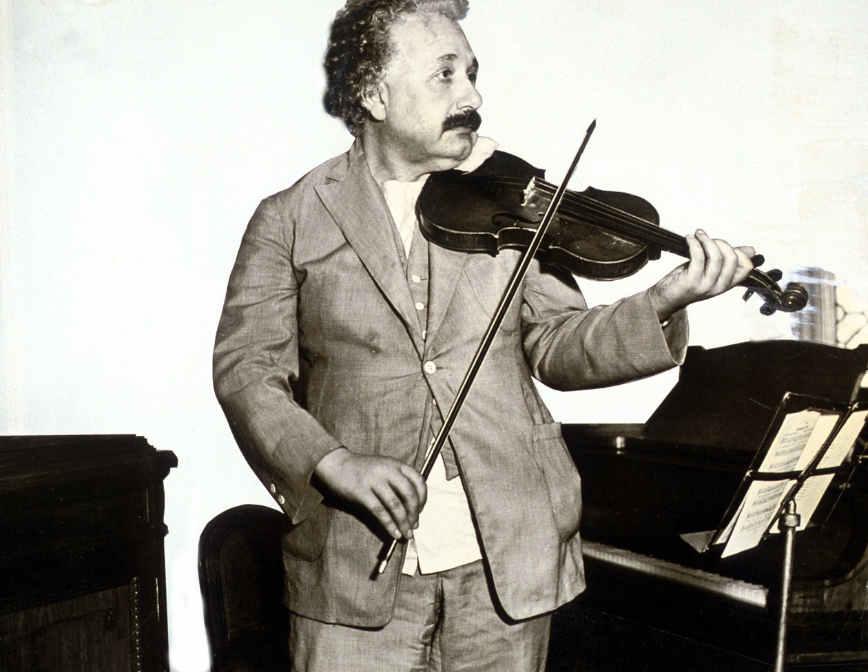 Albert Einstein keman çalıyor, 1932 dolayları (s/b fotoğraf) by Unknown photographer