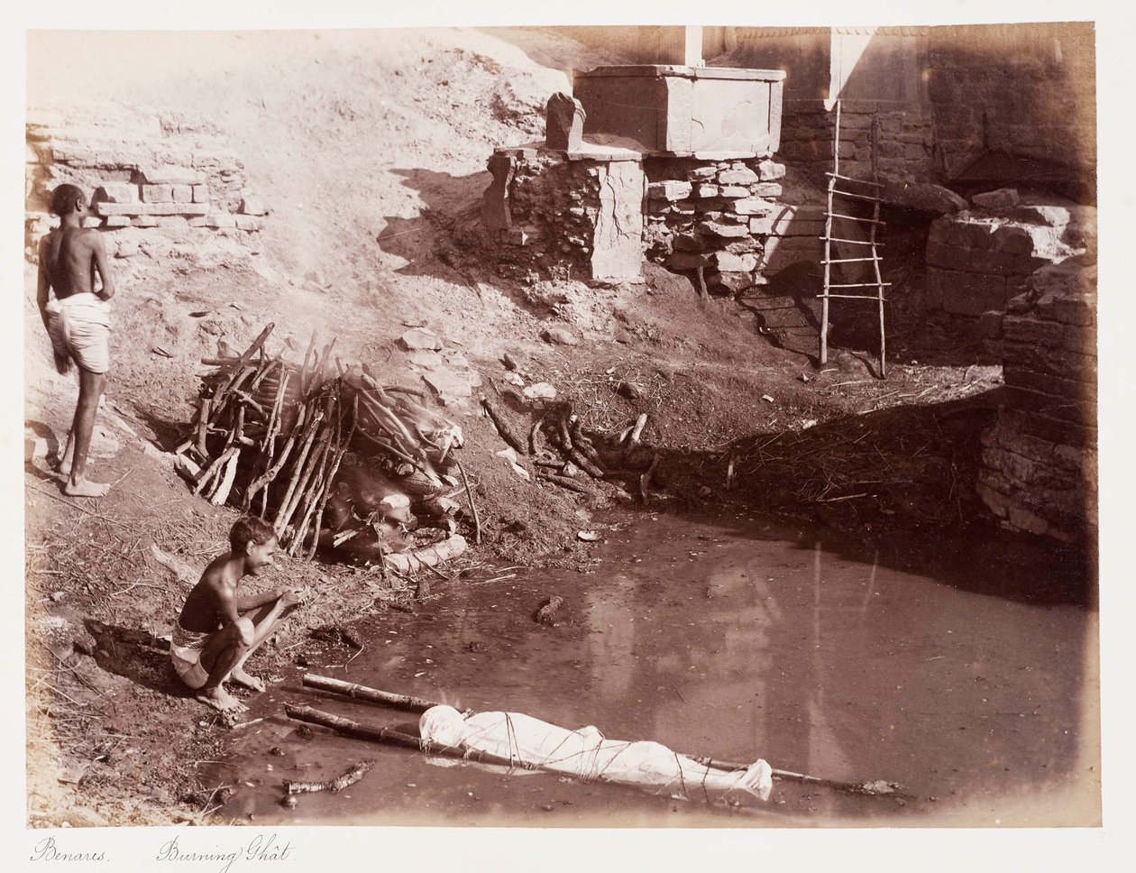 Benares Burning Ghât, 1885 dolayları (sepya fotoğrafı) by Unknown photographer
