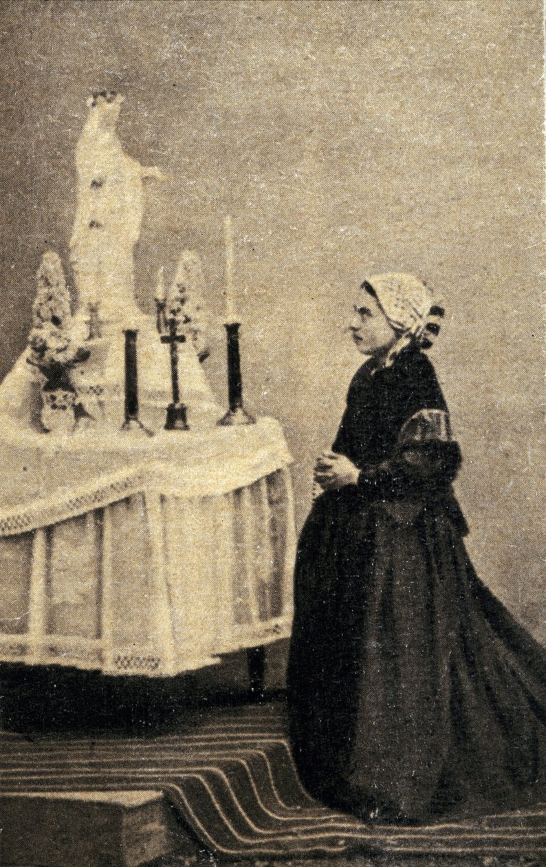 Bernadette Soubirous, Bakire ile bir sunağın önünde diz çöküyor by Unknown photographer