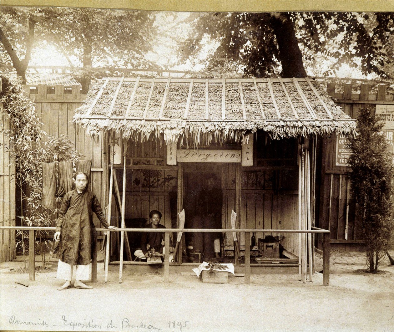 Demirci atölyesi, Annam, c. 1895. by Unknown photographer