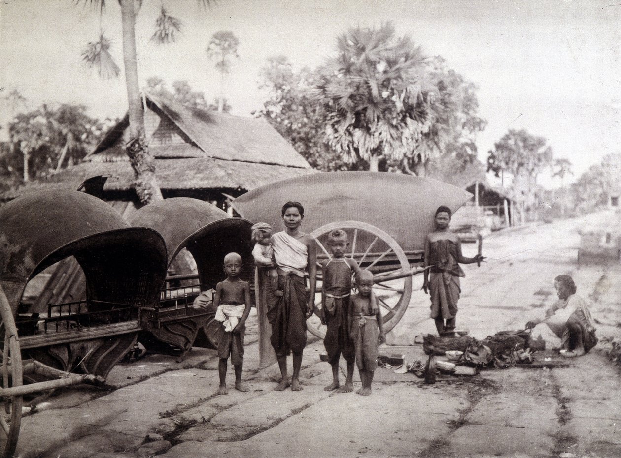 Angkor Vat Yolu üzerinde Kamboçyalılar by Unknown photographer